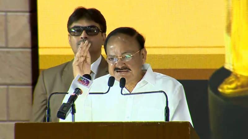 Former Vice President Venkaiah Naidu Pays Tribute To Hero Krishna