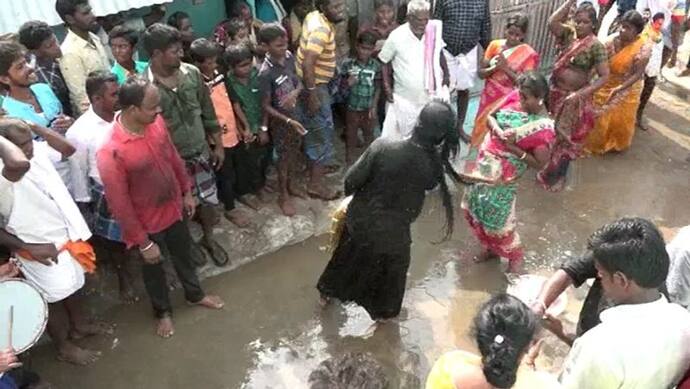 काला जादू के नाम पर पुजारी ने हाथ जोड़े खड़ी महिलाओं पर बरसाए चाबुक, तमाशा देख रहे लोगों ने कहा- और मारो