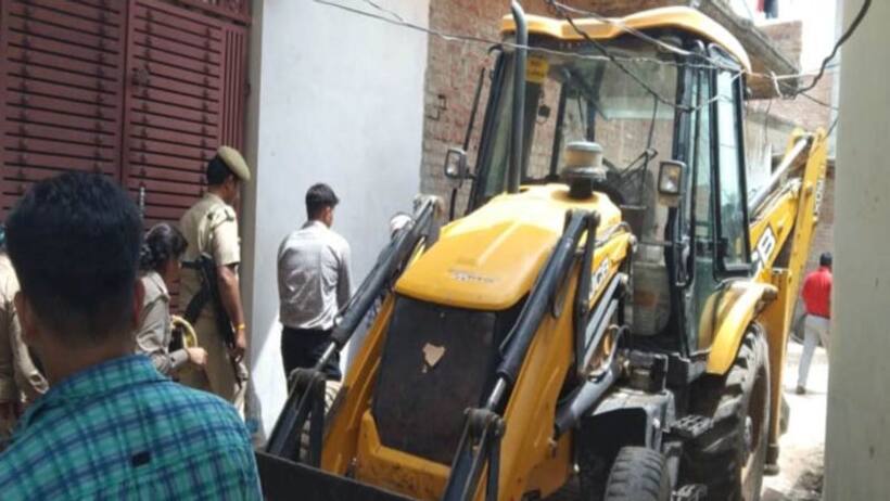 हापुड़ में दौड़ा बाबा का बुलडोज़र, पीड़ित परिवार नें आशियाना गिरने के बाद अपने दर्द को किया बयां 