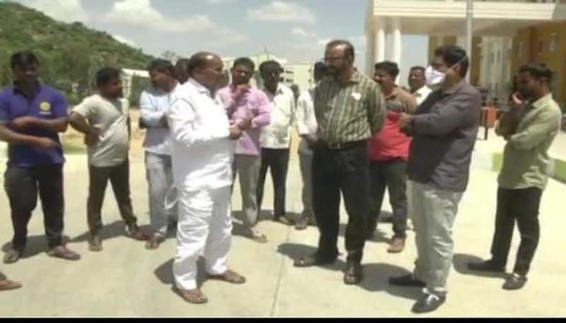 Congress MLA Puttarangashetty  Protest Warns to Govt For Appoint Staff In Chamarajanagar Hospital rbj