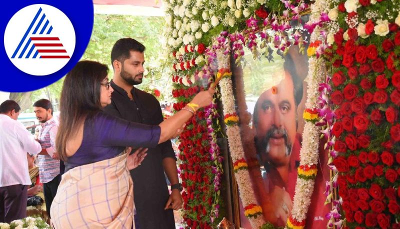 sumalatha ambareesh and family performed pooja for ambareesh samadhi for 70th birthday gvd