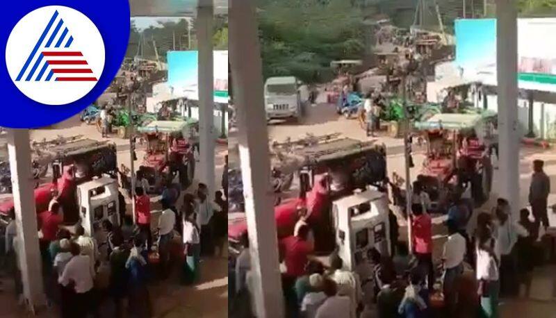 Rumors Of Petrol Shortage Overcrowded People in Hubballi gvd