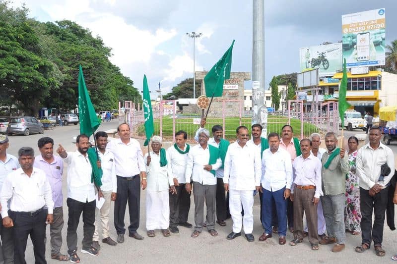 Chikkamagaluru Farmers Protest against who Ink thrown at farmer leader Rakesh Tikait rbj