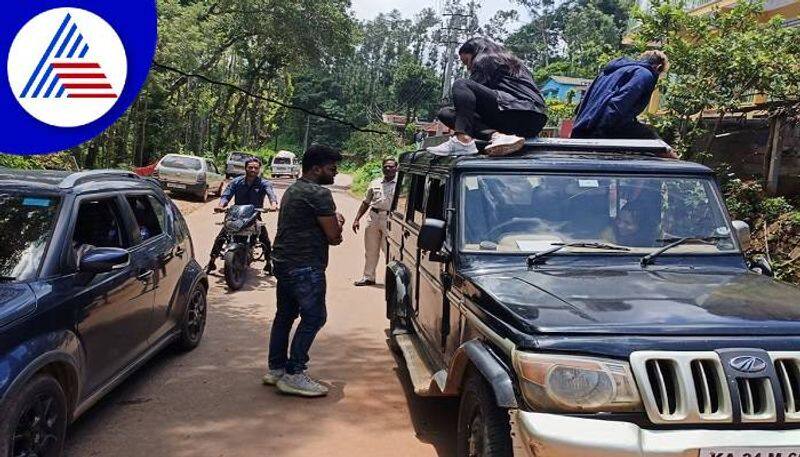 Police Case against Those Who Travel Top of the Car in Chikkamagaluru grg