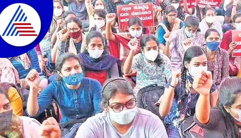 Hundreds of PSI aspirants continued their protest at Freedom Park gow 