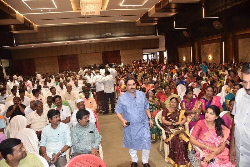 Pralhad joshi Talks In PM Modi Interact With Beneficiaries Of Various Schemes rbj