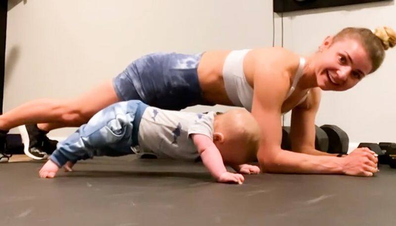 Watch Five-month-old baby does plank with mother; netizens amazed-tgy