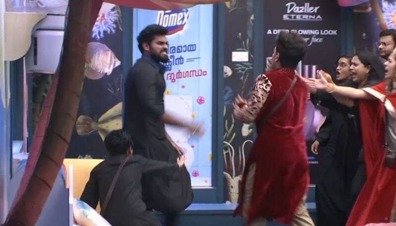 bigg boss malayalam season 4 dr robin physically assaulted riyas salim