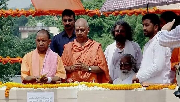 करोड़ों राम भक्तों की सदियों की अभिलाषा पूरी और शुरू हुआ राममंदिर का निर्माण, योगी के हाथों लगा पहला पिलर 