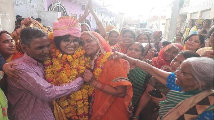 माता पिता के संघर्ष से लिखी बेटी ने सफलता की इबारत, अब जरूरतमंदों की करेंगी मदद