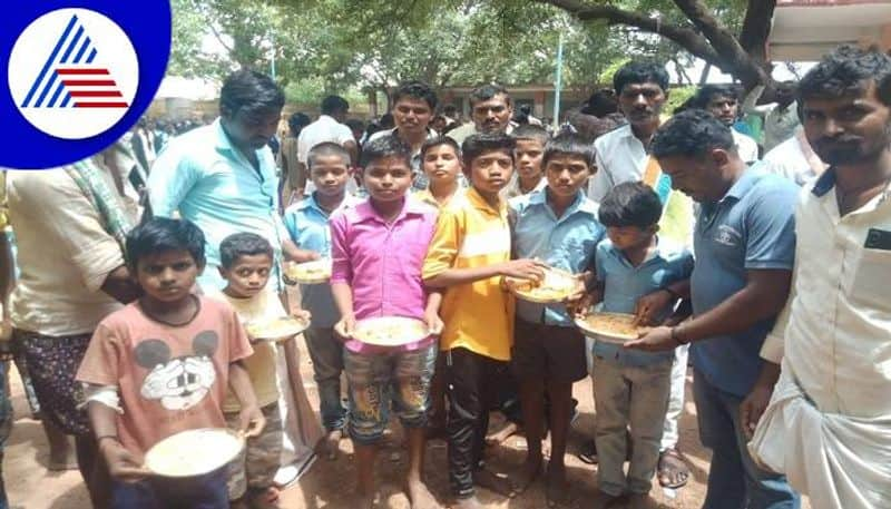 Villagers Held Protest For Worm in Hotmeal in Government School at Kanakagiri in Koppal grg