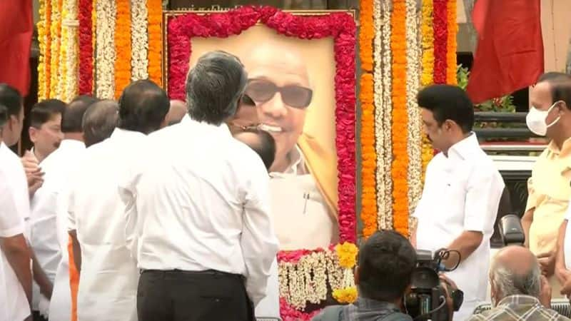 Chief Minister MK Stalin tribute to the former cm kalaignar karunanidhi photo at Anna Arivalayam and murasoli office