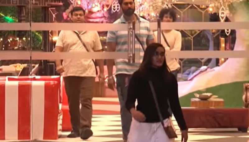 jasmine moosa self evicted in bigg boss