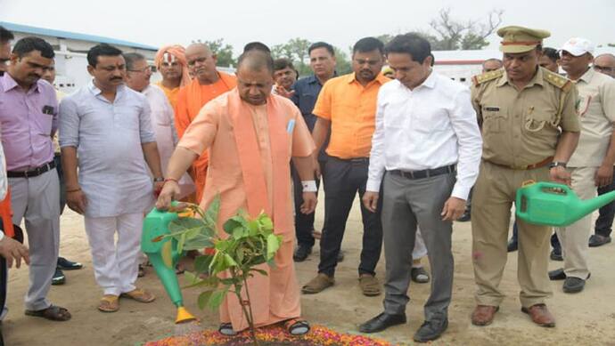 'विश्व पर्यावरण दिवस' पर सीएम योगी ने गो-शाला में किया वृक्षारोपण, कहा- पौधे लगाएं तो उनका ध्यान भी रखें