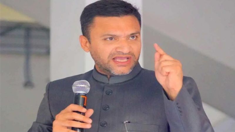 chandrayangutta aimim mla akbaruddin owaisi reacts on dispute with police official during election campaign ksp