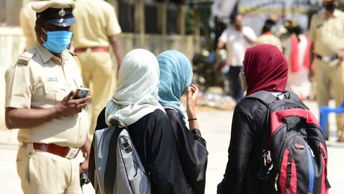 Hijab Controversy: हाईकोर्ट के आदेश के बावजूद क्लास में हिजाब पहनने पर अड़ीं 23 लड़कियों को कॉलेज ने दी ये सजा