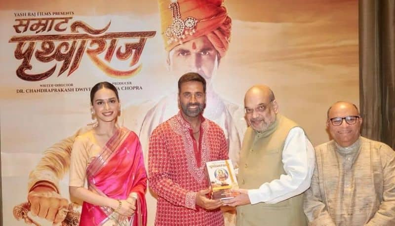 Akshay Kumar Amit Shah photo at Samrat prithviraj screening at a movie theater in Delhi shared as bjp office mnj 