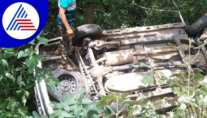 Chikkamagaluru Innova Car rolls down 20ft cliff on Charmadi Ghat gow