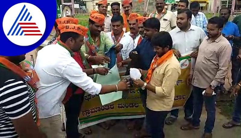 Chikkamagaluru BJP workers send-chaddi-parcel-to-siddaramaiah gow 