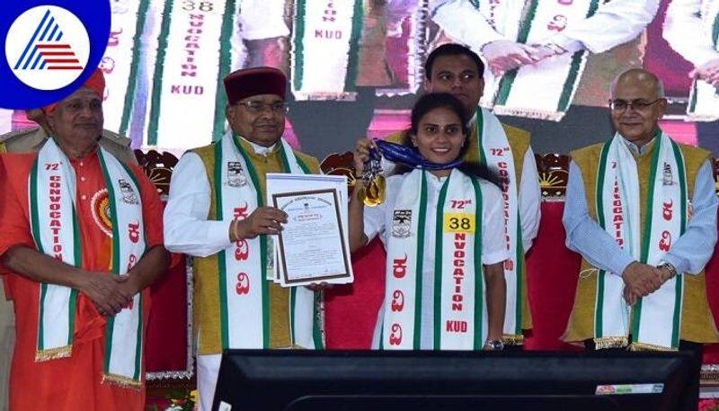 Sujata Jodalli Got 9 Gold Medals in Karnatak University 72nd Convocation grg