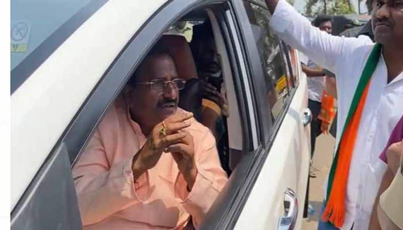 Police obstructs BJP Andhra Pradesh Chief Somu Veerraju At  Jonnada 