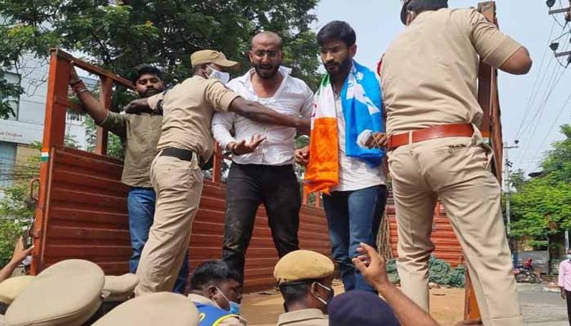 NSUI Telangana  President  Venkat  Arrested  After  Protest  infront of  Minister Sabitha indra Reddy Residence lns 