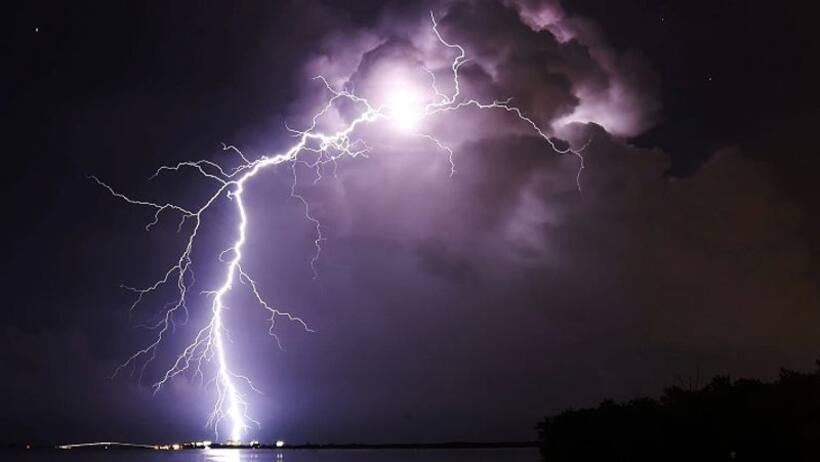 Lightning strike: భారీ వ‌ర్షాలు.. పిడుగుపాటుతో ఐదుగురు మృతి