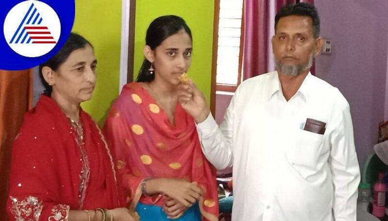 Flower Merchant Daughter Shama Paveen Got First Rank in MSc Chemistry at Huvina Hadagali grg