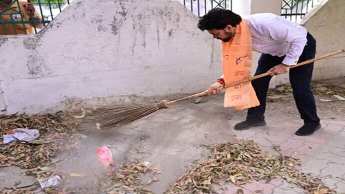 सड़क पर झाड़ू लगाते नजर आए केंद्रीय मंत्री अनुराग ठाकुर, कहा- बीमारियों से बचने के लिए शहर को बनाएं स्वच्छ