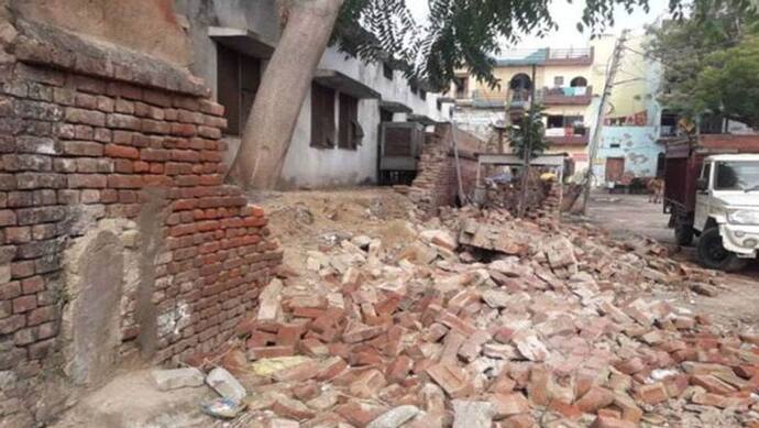 गोरखपुर में गिराई गई मंदिर की दीवार, पूरे गांव में पीएसी तैनात, चौकी प्रभारी व दो सिपाही लाइन हाजिर