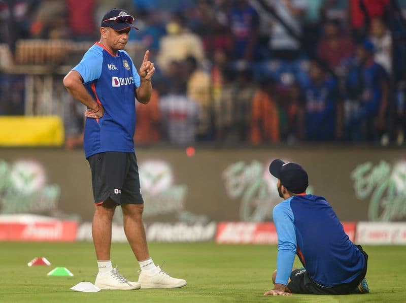 Asia Cup T20 2022, India vs Pakistan IND vs PAK: Rahul Dravid joins Team India after recovering from COVID-ayh