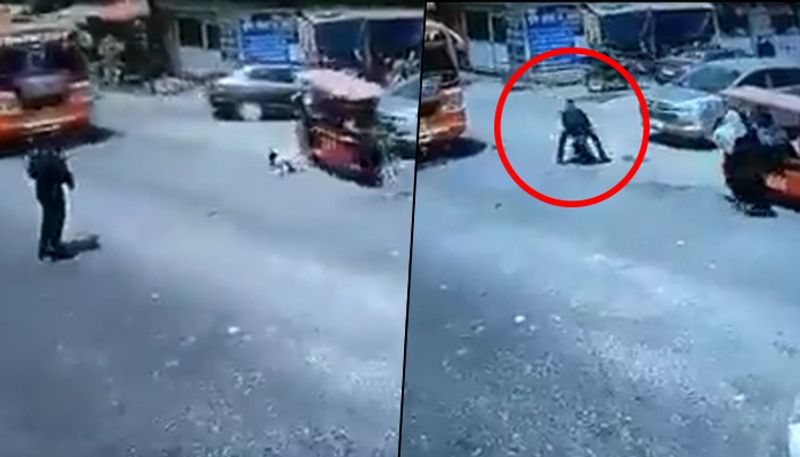 Traffic cop saves toddler who fell from moving e-rickshaw; watch shocking video - gps