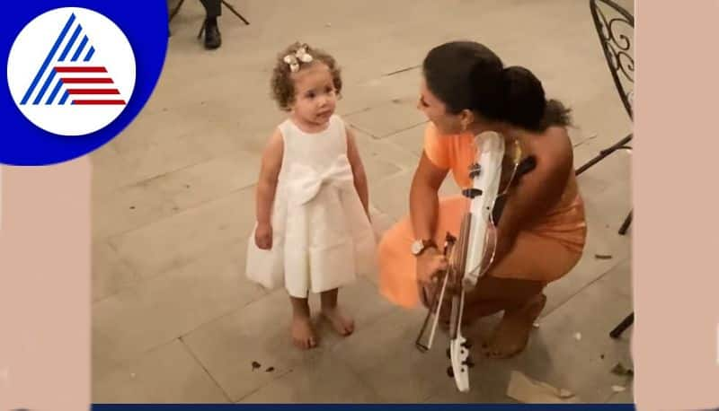 little girl runs to near woman who playing violin and hugged her toddlers cute video goes viral akb