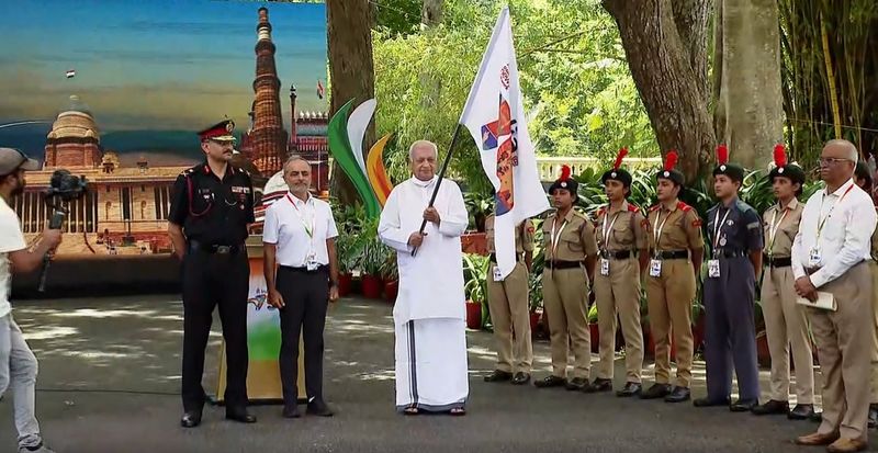 asianet news network participating in azadi ka amrit mahotsav  Its vajra jayanti yatra flagged off by kerala governor