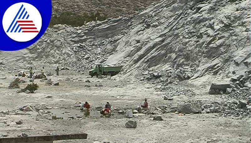 Explosion of Massive Rocks Using Gelatin Stick in Kalaburagi grg