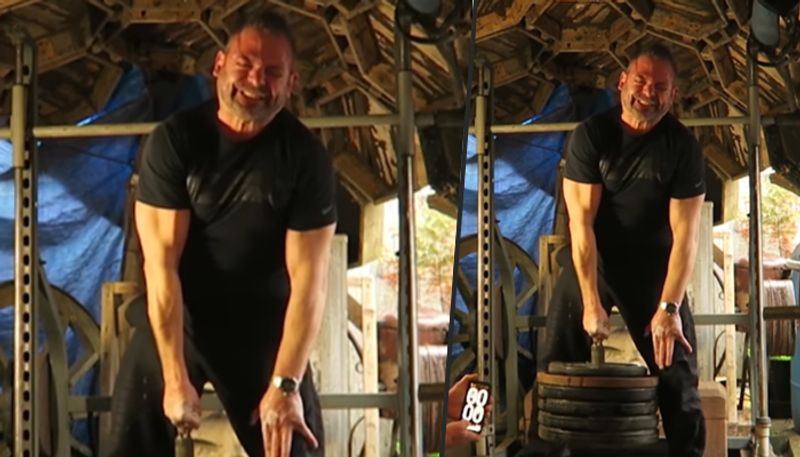 Man creates Guinness World Record by deadlifting 129.50 kg weight with one finger - gps