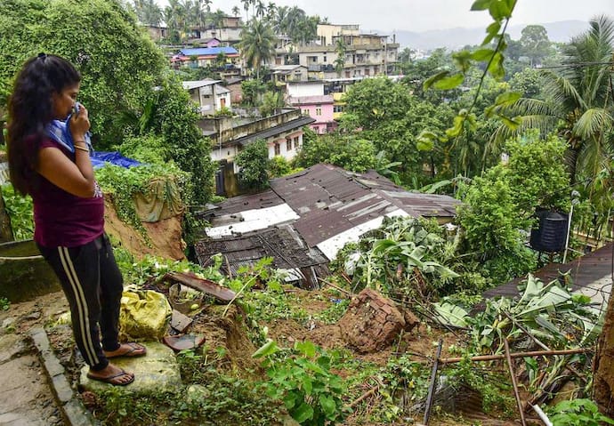 भारी बारिश से बैठा डर, असम और गुवाहाटी में फिर लैंडस्लाइड, IMD ने कहा-अलर्ट रहें, स्कूल-कॉलेज बंद