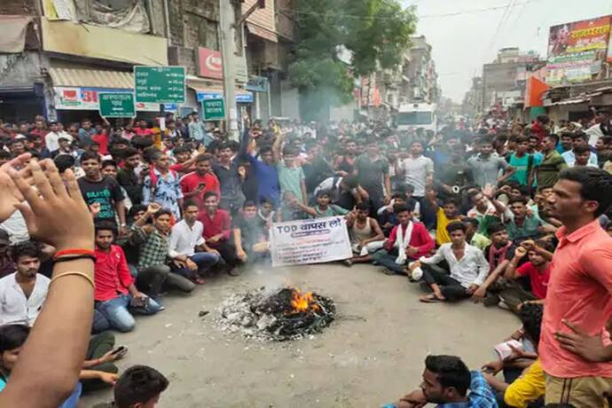 'अग्निपथ' पर बिहार में दूसरे दिन भी बवाल; जहानाबाद, बक्सर में रेलवे ट्रैक, नवादा और मुंगेर में सड़क जाम