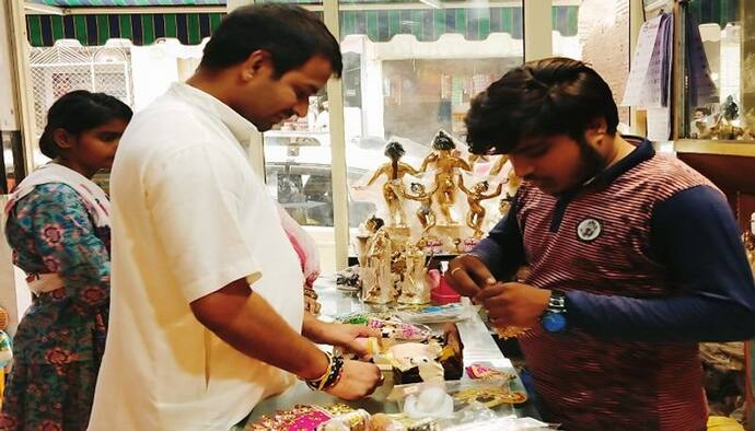 लालू प्रसाद यादव के पुत्र तेज प्रताप आए वृंदावन, इस खास चीज को खरीदने खुद ही पहुंच गए दुकान 