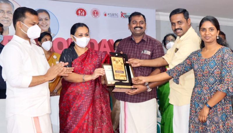 dyfi alappuzha district committee receives award for conducting blood donation camps 