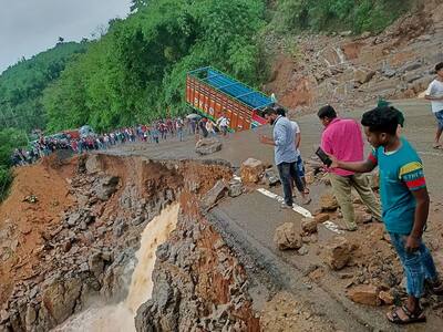 भारी बारिश से पहाड़ियां टूटकर गिरीं, जमीन में धंस गया ट्रक,असम में बाढ़ व लैंडस्लाइड की तबाही दिखातीं तस्वीरें