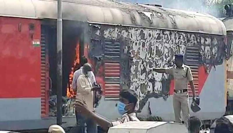 NSUI Workers Stone Pelting At Secunderabad Railway Station