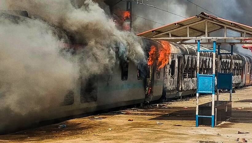 పాకిస్థాన్‌లో ప్యాసింజర్ రైలులో అగ్నిప్రమాదం.. ముగ్గురు చిన్నారులతో సహా.. ఏడు గురు మృతి... 