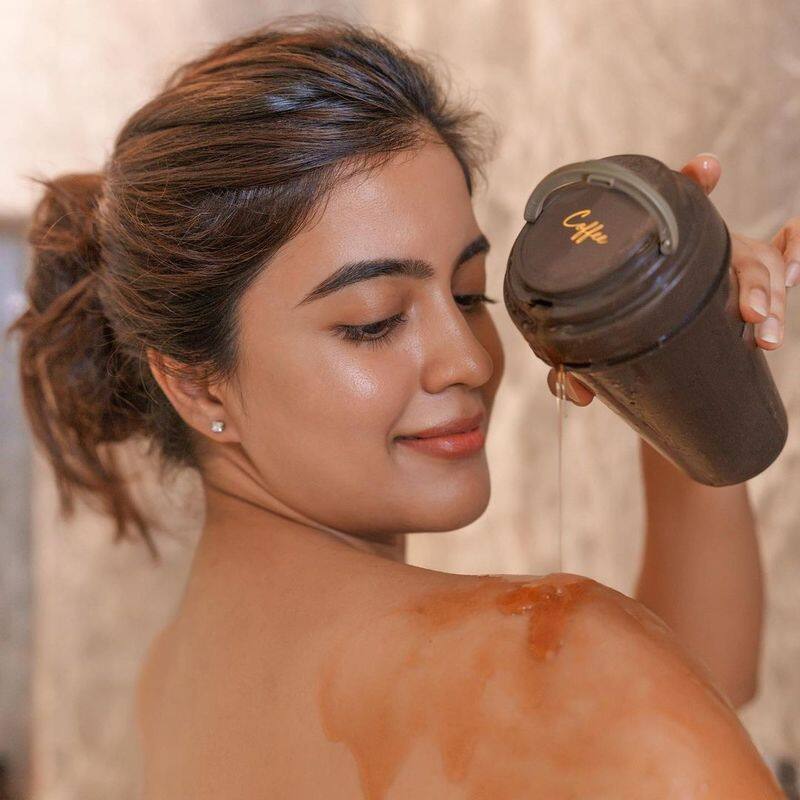 Bigil Movie actress Amritha aiyer coffee bath photo viral