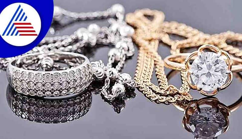 Tips to take care of Artificial jewelry to keep them shiny 