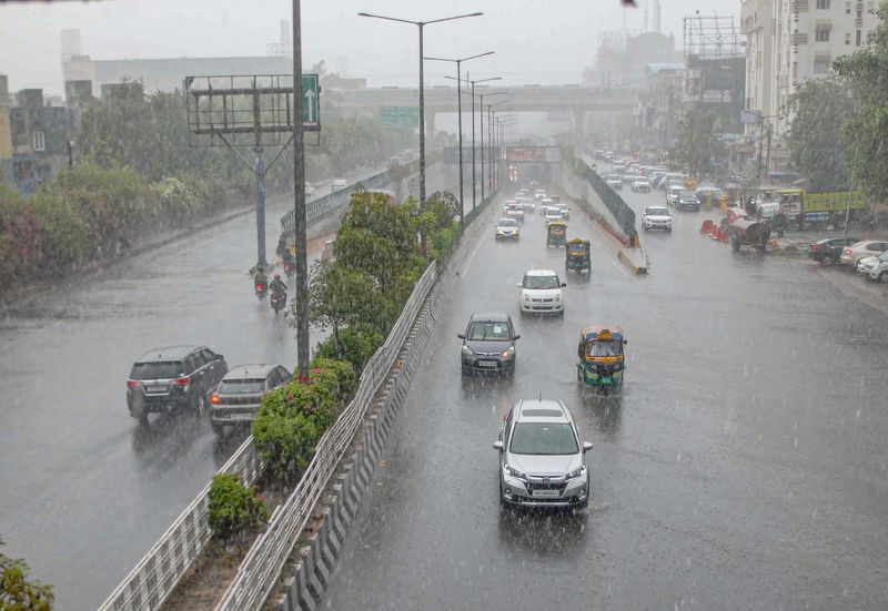 Heavy rain warning issued for next 5 hours  eight districts Of Telangana