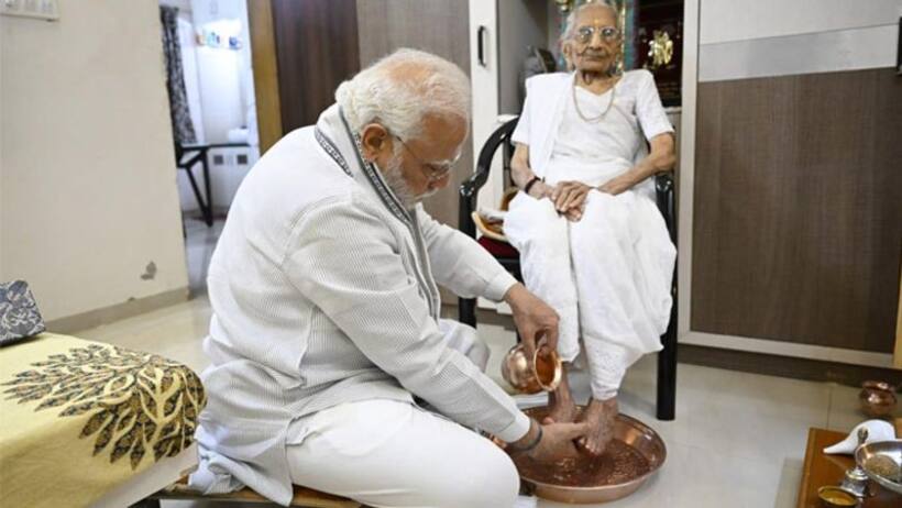 मां हीराबेन के 100वें बर्थ डे पर PM मोदी ने लिया आशीर्वाद, पैर धोए खाना खिलाया, दिल को छू लेने वाली 6 PHOTOS