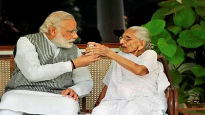 PM Modi With Hiraba: मां के हाथ से आज भी खाना खाते है मोदी, देखें मां-बेटे की 9 तस्वीरें