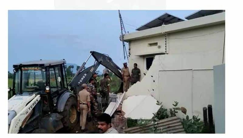 TDP Cadre Protest Against  Police At Ayyanna Patrudu house in Narsipatnam 