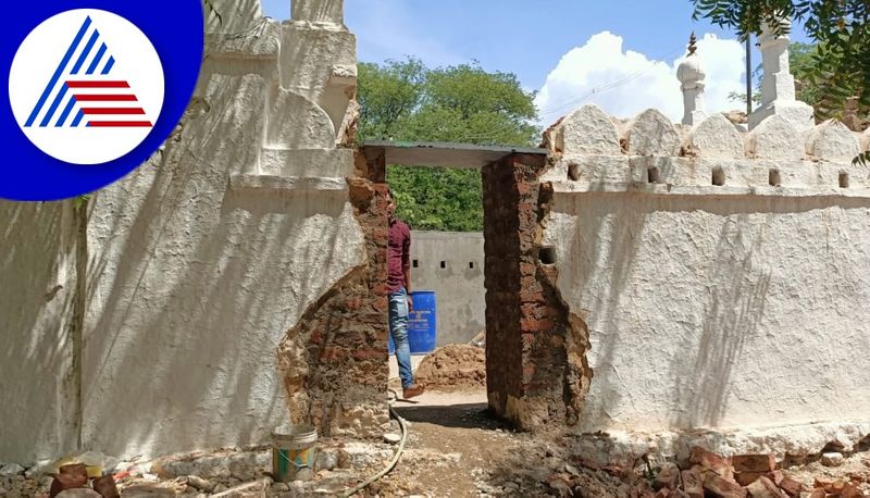 Miscreants Vandalise Temple Wall in Jaladurga Fort at Raichur District gvd